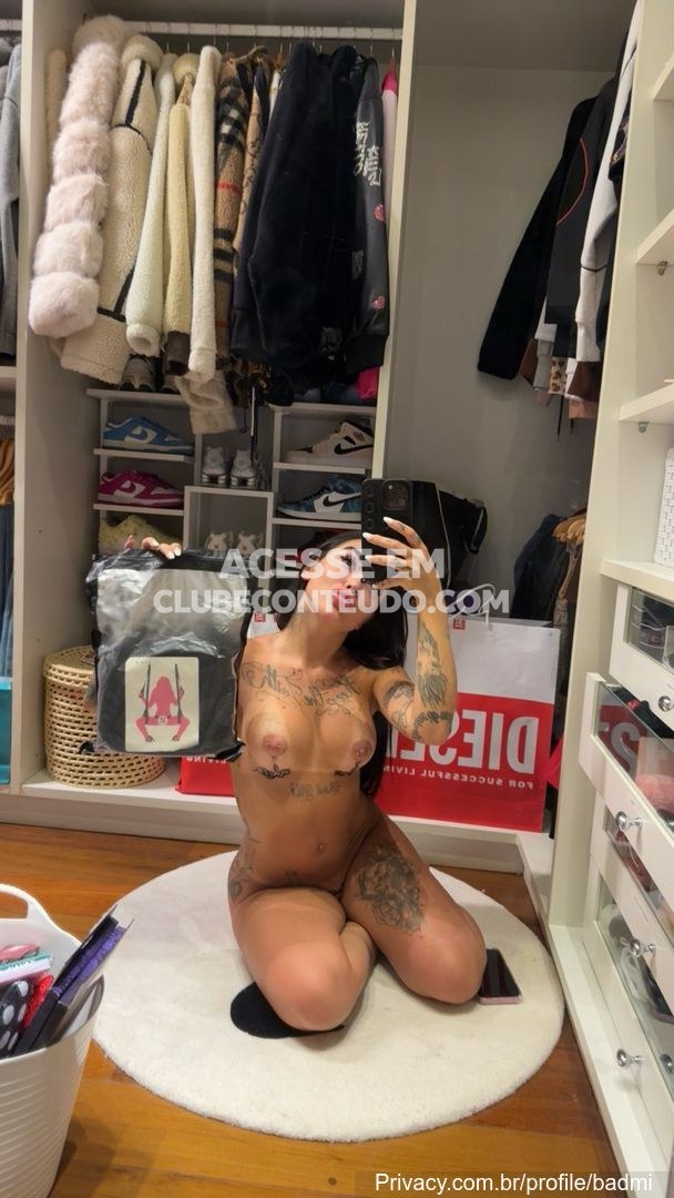 Mc Mirella se despindo devagar, de biquíni fio-dental na piscina