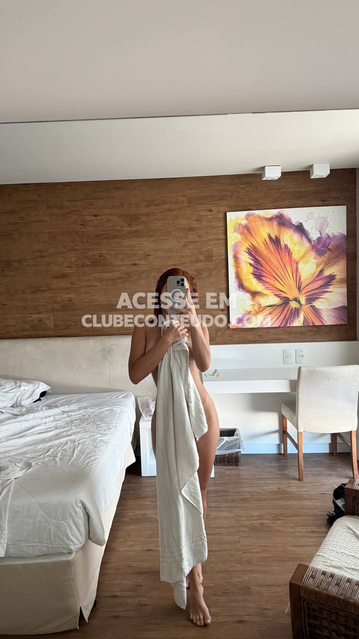 Jennefer Karoline de meia-calça rasgada #629