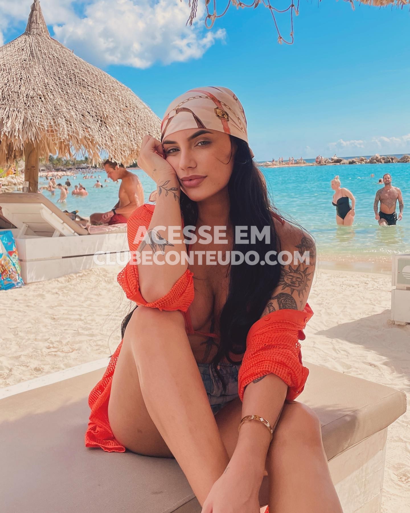 Isa Rockenbach no chuveiro se ensaboando