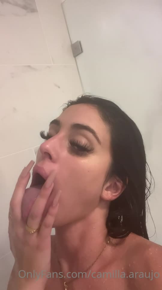 Camilla maravilhosa, sentando gostoso no travesseiro