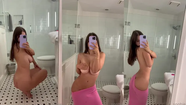 Perfeita Sophie Mudd sentando gostoso no travesseiro