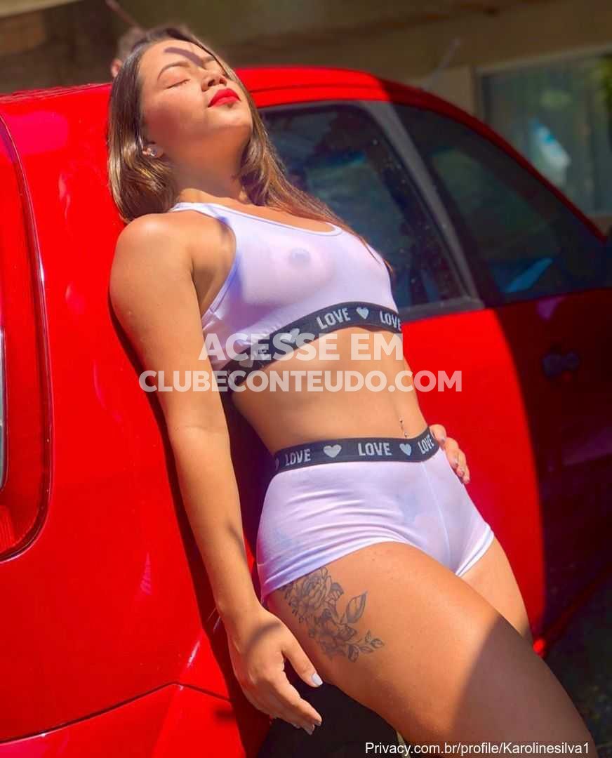 Karolinesilvaof: de quatro no sofá