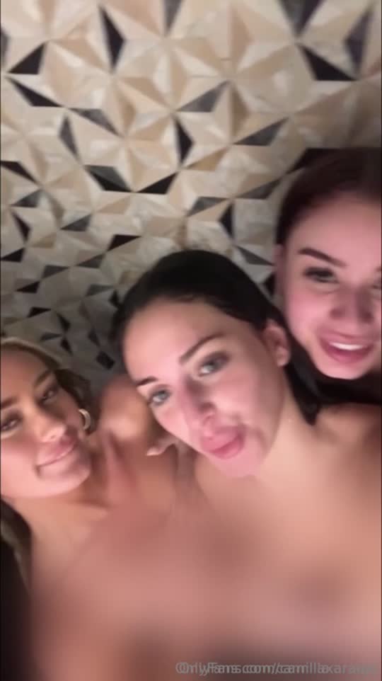 Novinha Camilla provocando dentro do closet 😈