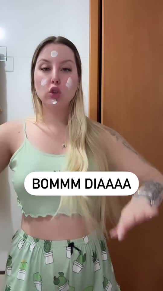 Leaked video of Kamarandola, num striptease completo