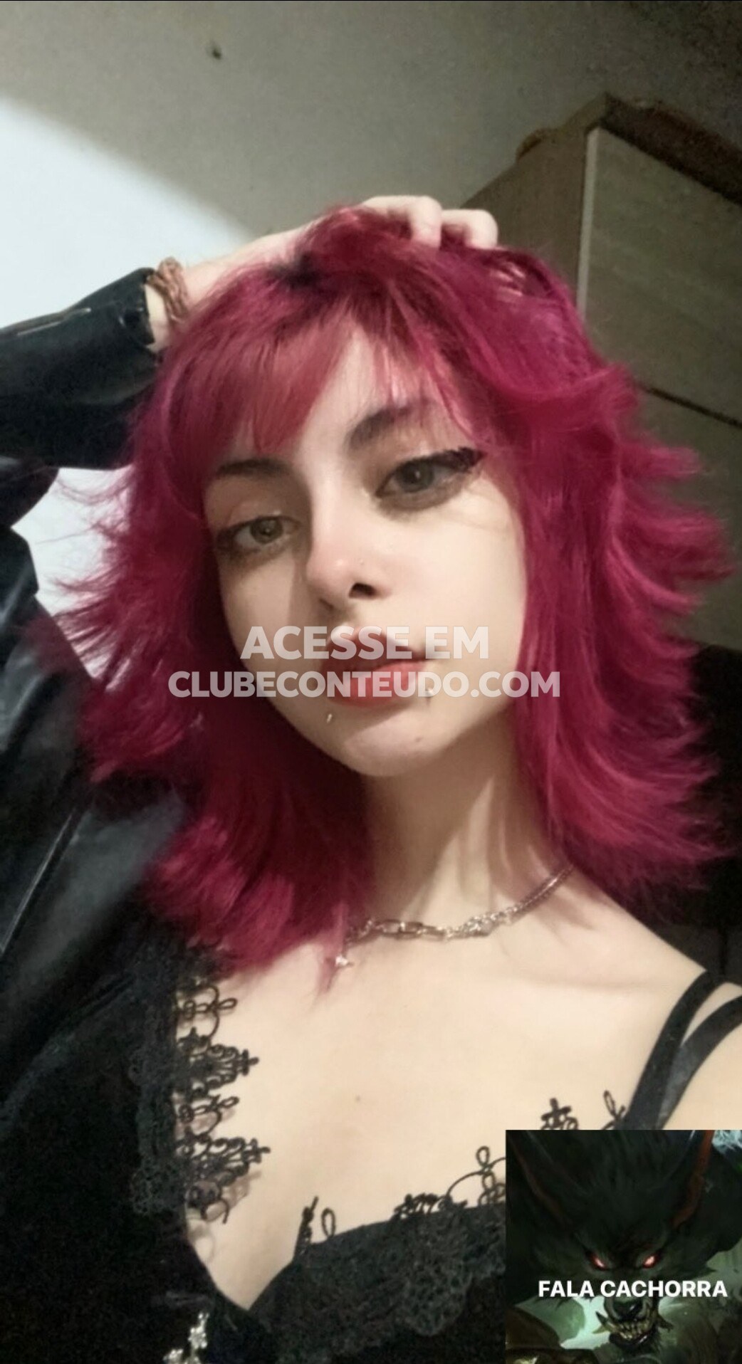 Norafawn — nua tomando sol na varanda