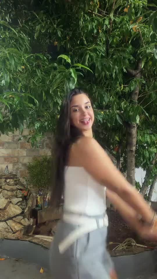 Atrevida deitada abrindo o roupão — Rosa Uncensored Brazilian Leak