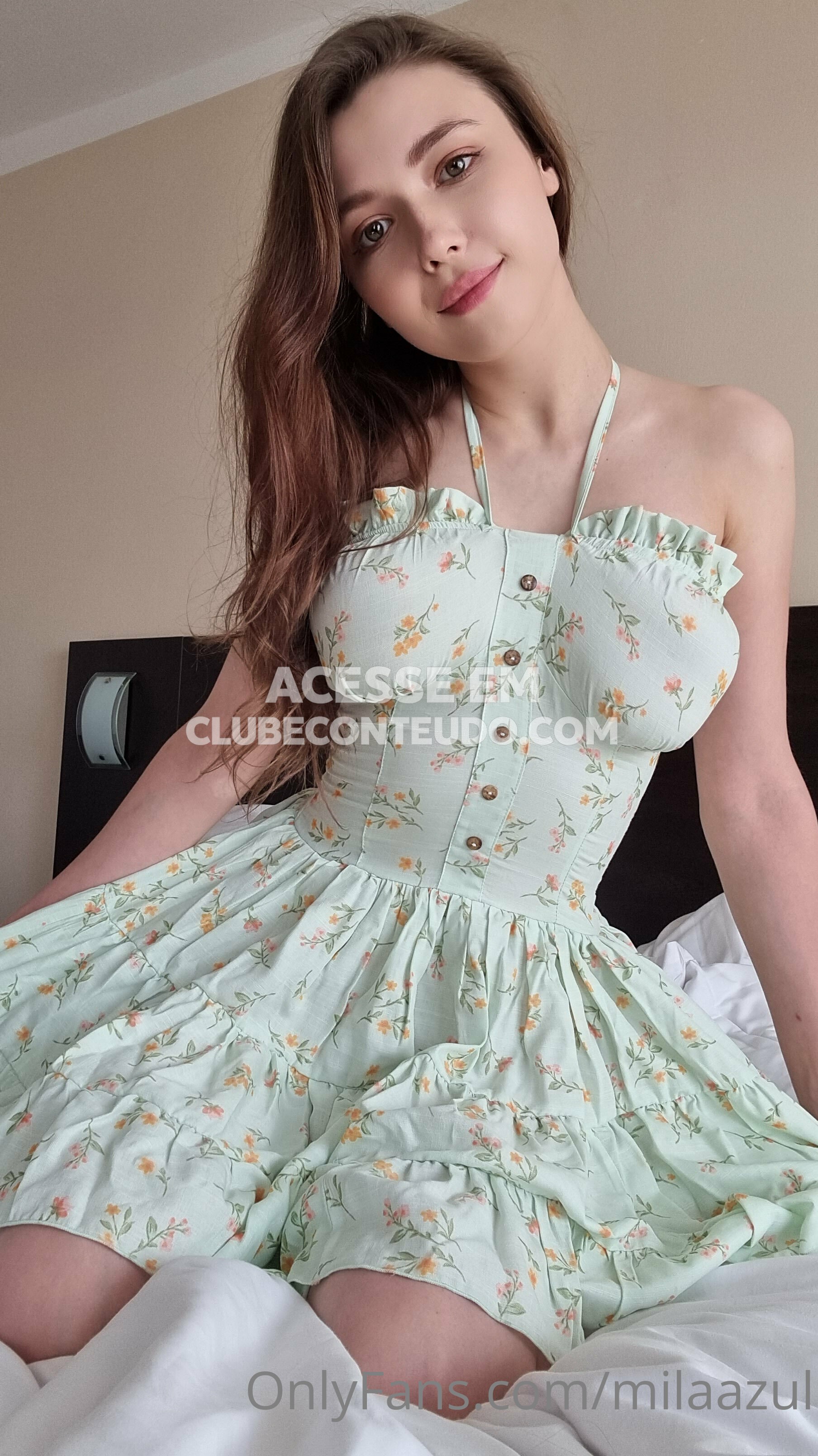 Amadora Mila Azul Sem calcinha na varanda — caseiro sem censura