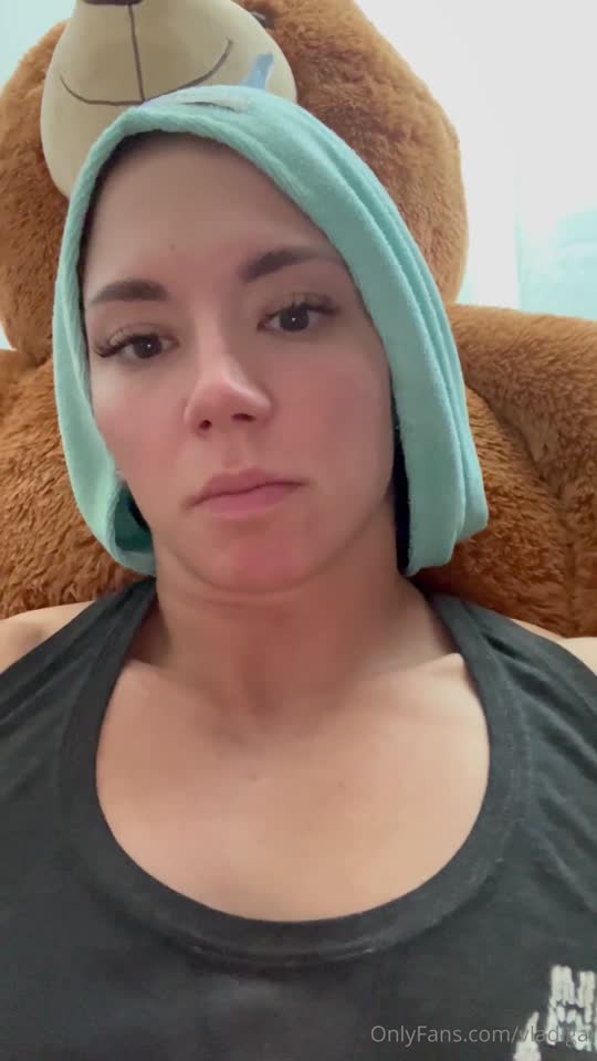 Vladislava Galagan envolvente antes de dormir sem pijama