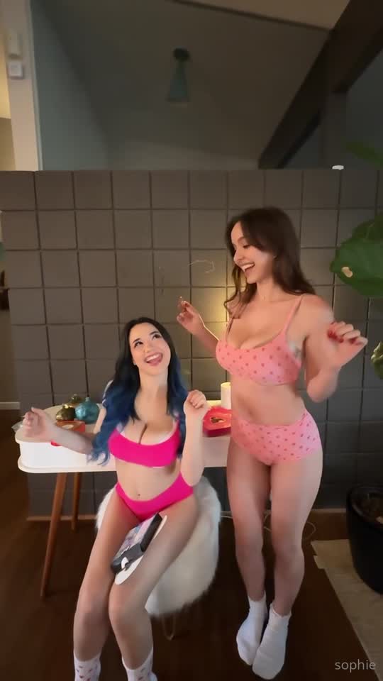 Novinha amadora Sophie Mudd em clipe vertical, atrevida se tocando embaixo