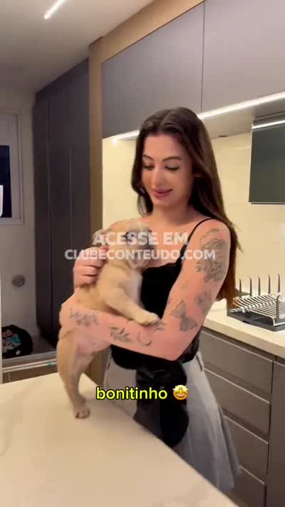 Com o bumbum empinado na cama — Kaiani Santos Uncensored Brazilian Leak