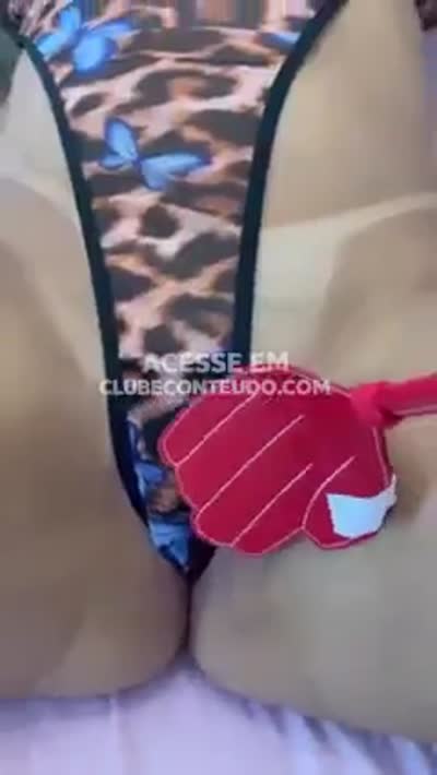 Gostosa Raissa Oliveira se tocando embaixo do lençol