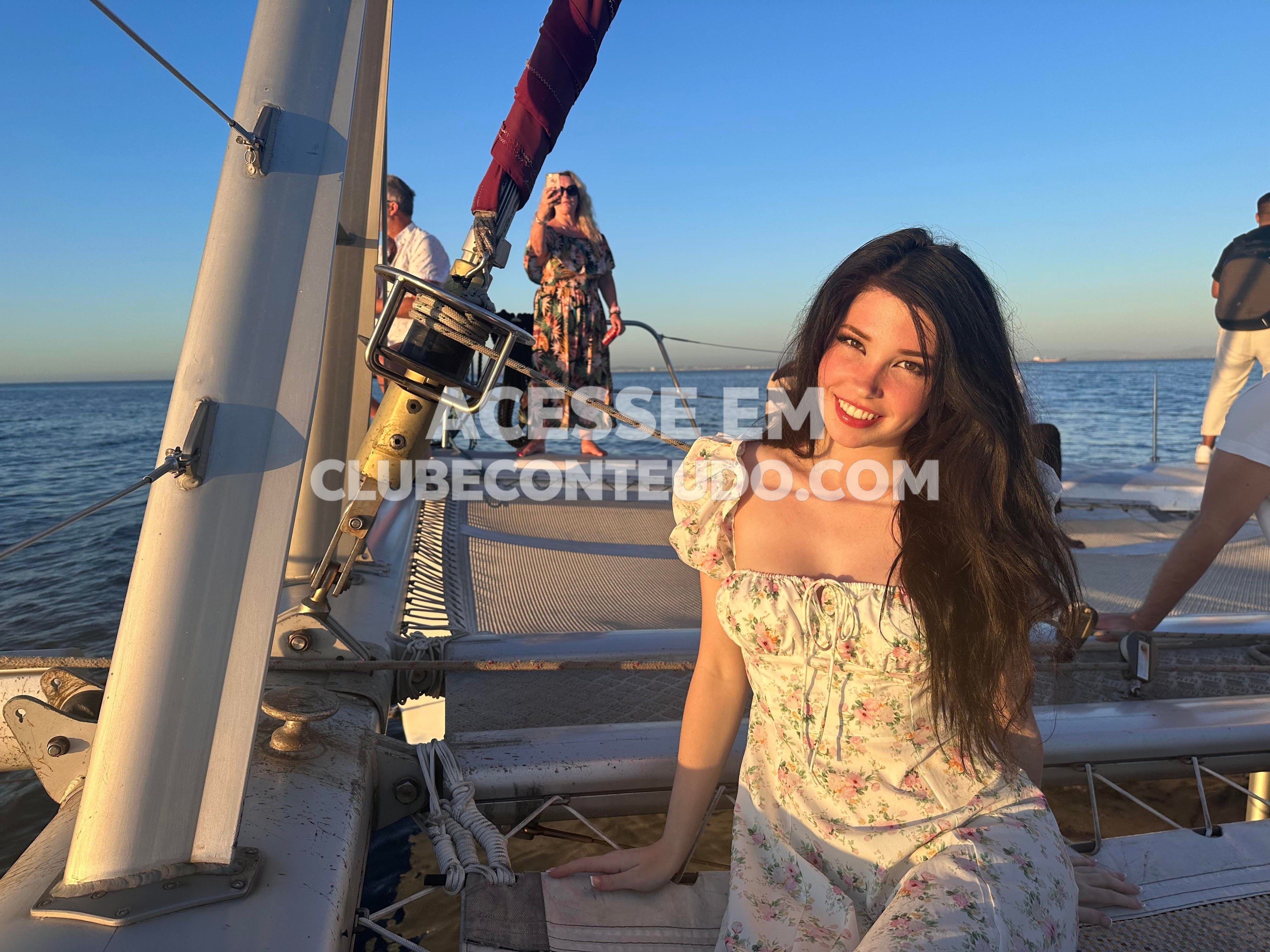 Belle Delphine fogosa, com o bumbum empinado na cama