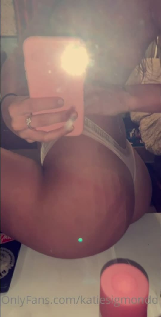 Katie Sigmond: de meia-calça rasgada