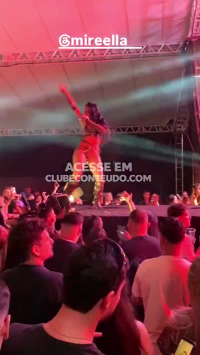 Mc Mirella tesuda, dançando de fio dental