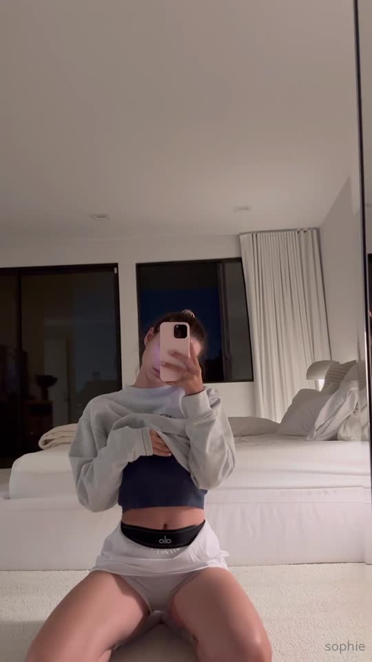 Vazou: sentando gostoso no travesseiro — Sophie Mudd Uncensored Brazilian Leak