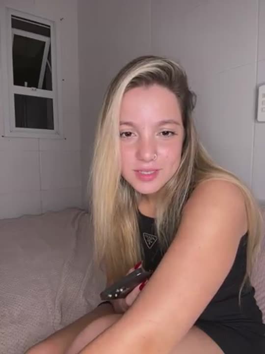 Malu nude leak, provocando na webcam