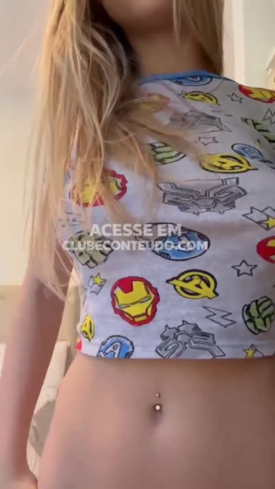Registro íntimo de Val Rossi com a bunda pra cima na cama