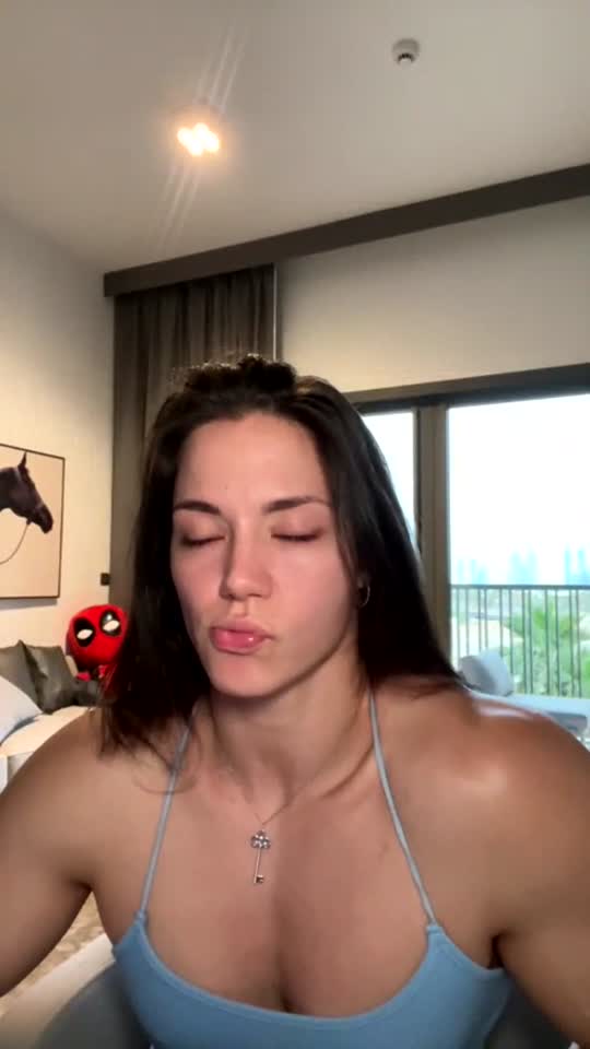 Vladislava Galagan maravilhosa de frente pro espelho sem roupa