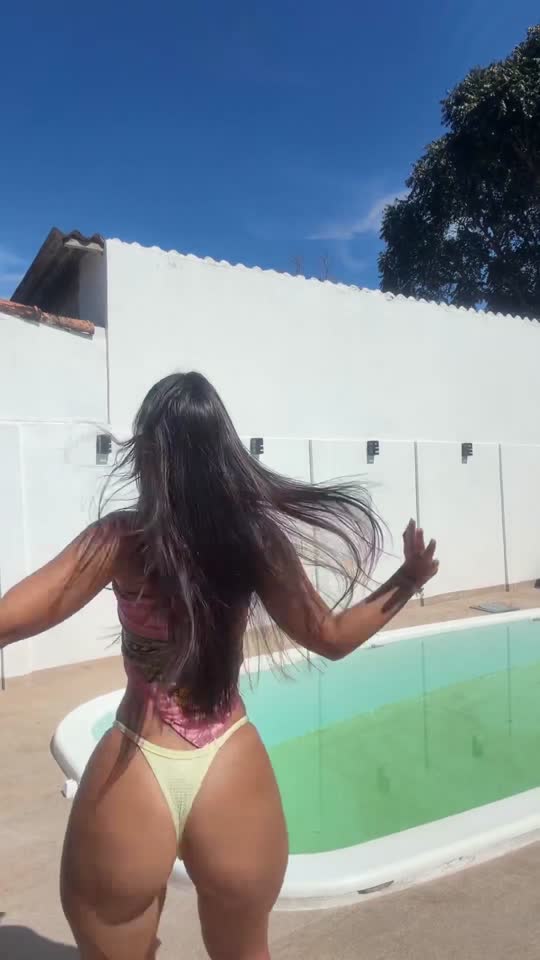 Sedutora deitada abrindo o roupão — flagra de novinha amadora com Rosa