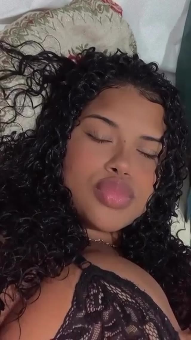 Kaylane Oliveira sedutora com a bunda pra cima na cama