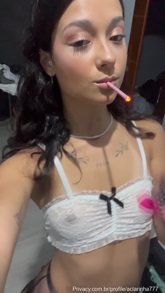 Provocante Clara Arcari molhadinha depois do banho
