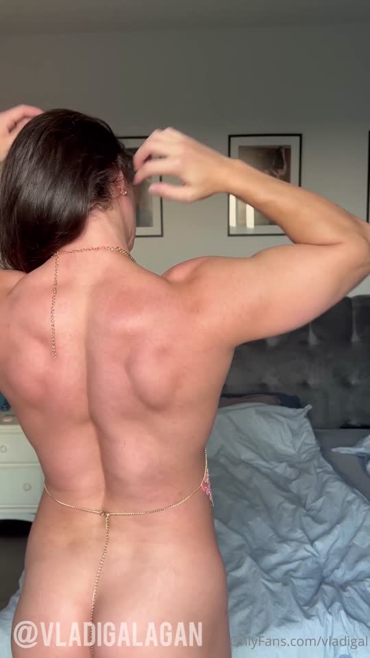 Novinha Vladislava Galagan de frente pro espelho sem roupa 😈