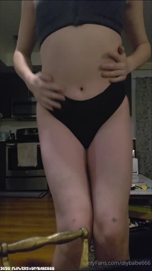 Zuzu Flowers de calcinha fio na cozinha 🍑