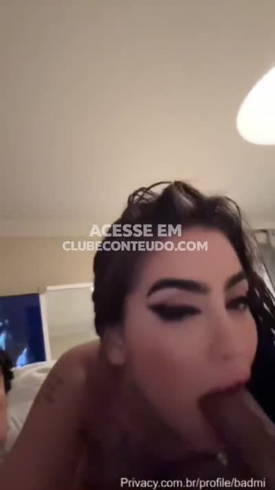 Fogosa Mc Mirella sem calcinha na varanda
