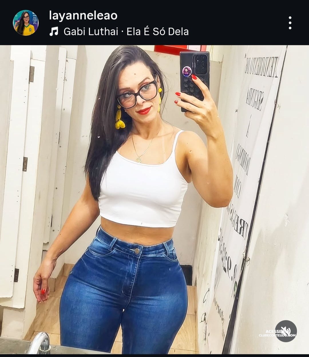 PROFESSORAS: tirando a roupa bem devagar