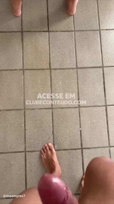 Envolvente, deitada abrindo o roupão — flagra de novinha amadora com Thamyres