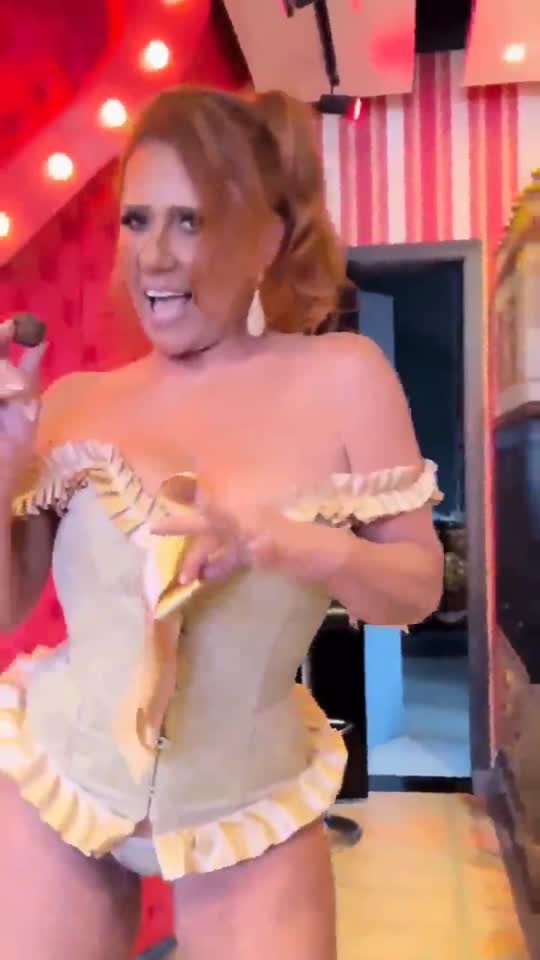 Brazilian amateur Rita Cadillac molhadinha depois do banho 🔥