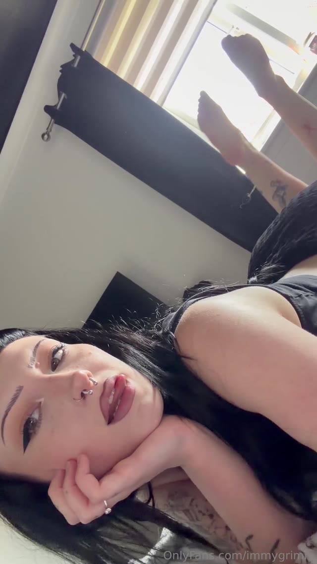 Immy girlie: gemendo baixinho sozinha