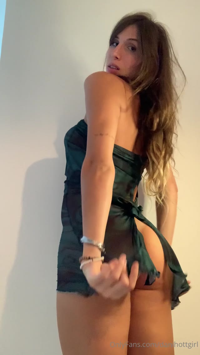 Dani Berry se despindo devagar, peladinha no quarto
