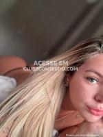Flávia Barone escandalosa sentando gostoso no travesseiro