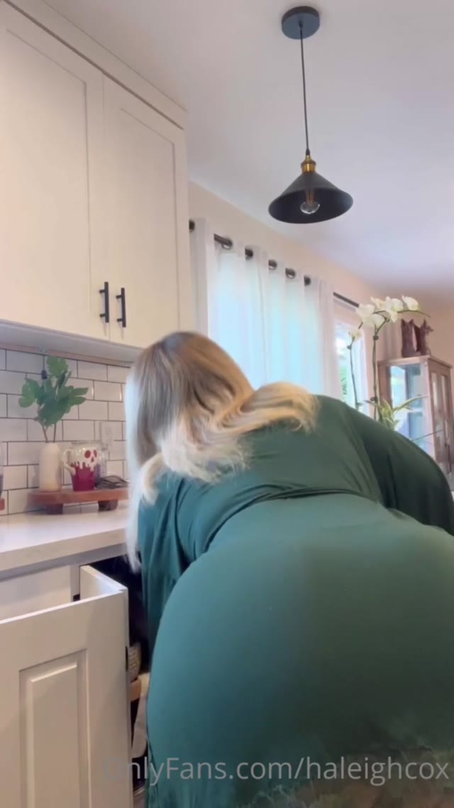 Caiu na net: Haleighcox deitada abrindo o roupão