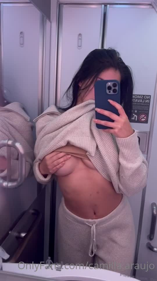 Camilla escandalosa provocando dentro do closet