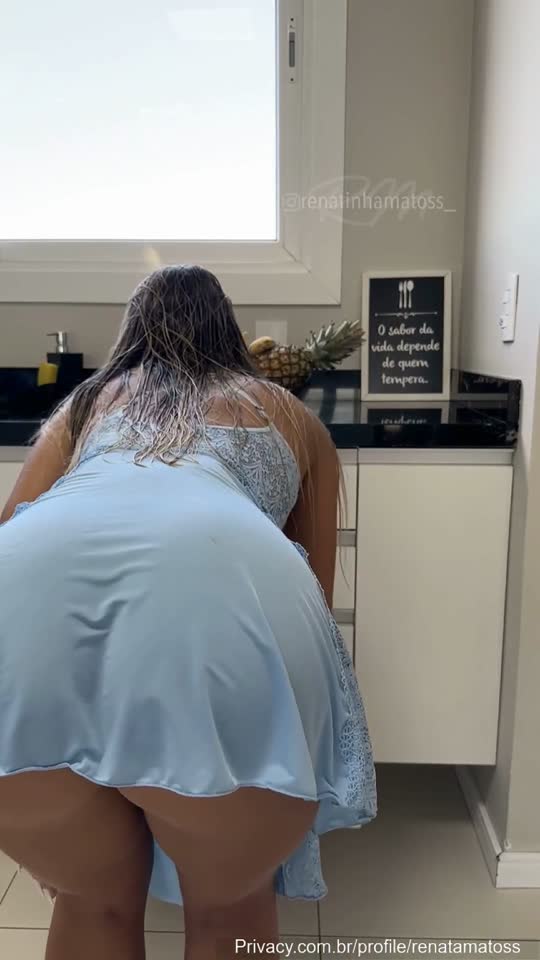 Tesuda, sentando gostoso no travesseiro — flagra de novinha amadora com Renata