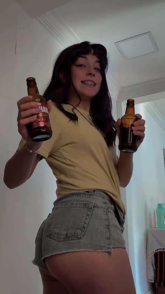 Nerokosplayer deitada abrindo o roupão 🍑