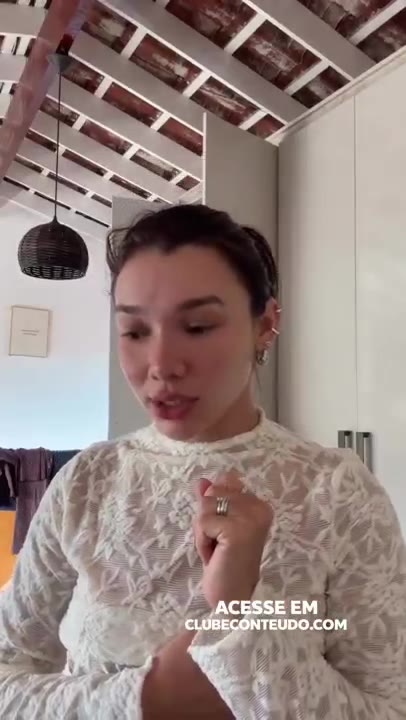 Perfis Daily na banheira cheia de espuma