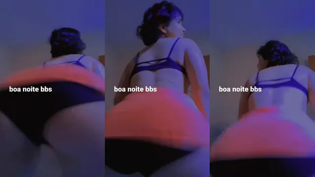 Aquariana ou Ruiva rebolando sem parar, na banheira cheia de espuma