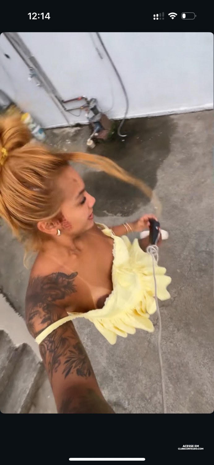 Influencers famosas de Recife PE — de lingerie preta na cama
