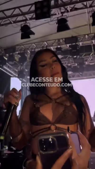 Perfeita Mc Mirella de calcinha fio na cozinha