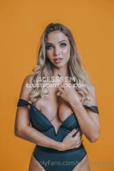 Renata Meneguzzi perfeita, no chuveiro se ensaboando