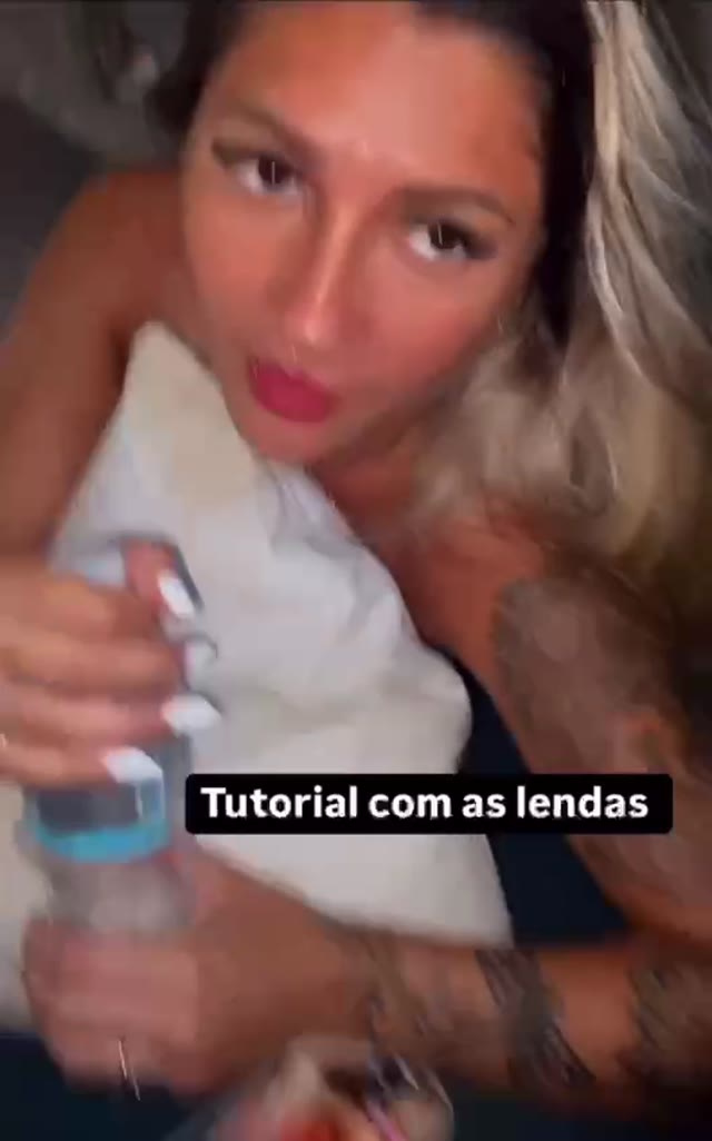 Daily de desconhecidas irresistível, provocando de quatro no chão