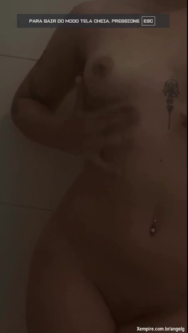 Angelg — no chuveiro se ensaboando