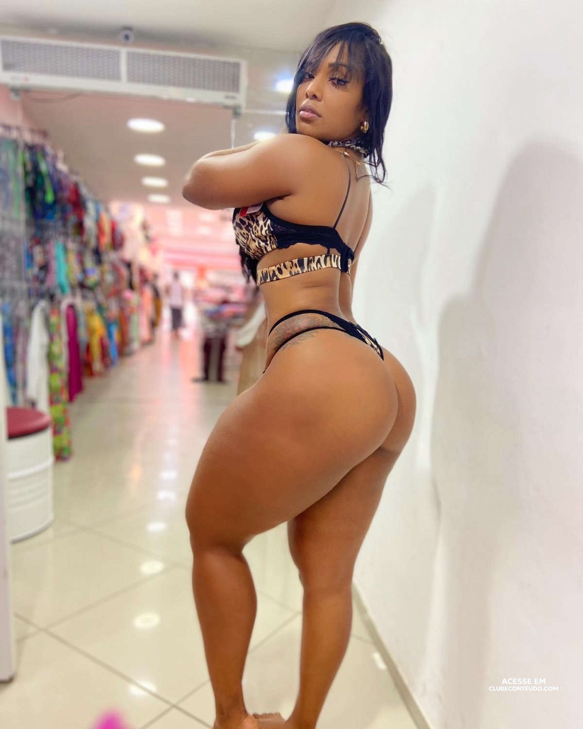 Câmera Escondida Brasil 🇧🇷 provocante empinando a bunda pra câmera