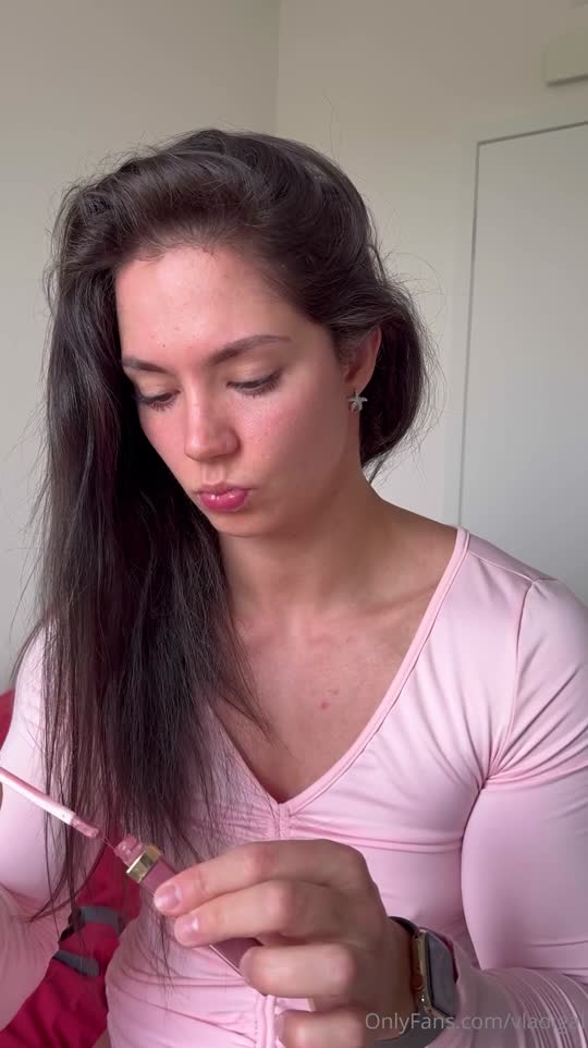 Sedutora Vladislava Galagan rebolando só de shortinho