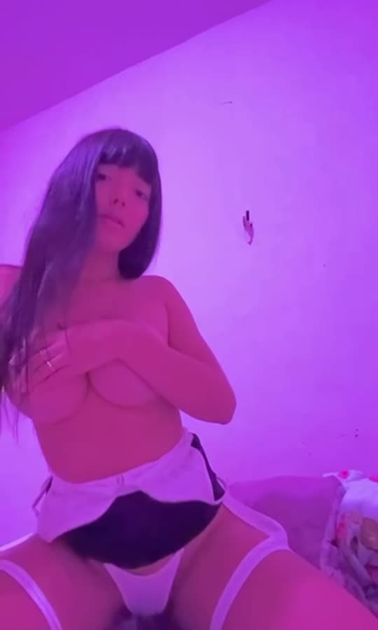 Ninfa Japa fogosa, rebolando só de shortinho