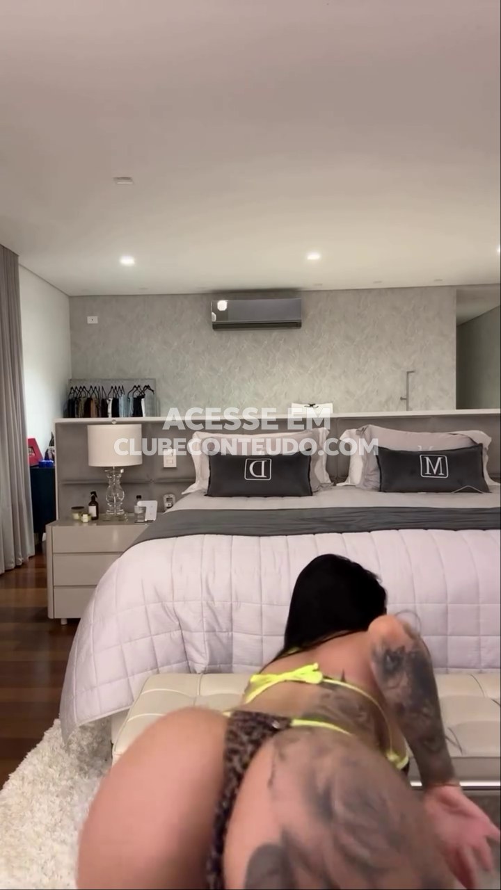 Tirando a roupa bem devagar — Mc Mirella