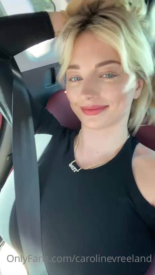 Caroline Vreeland exibindo o corpão, provocando na webcam